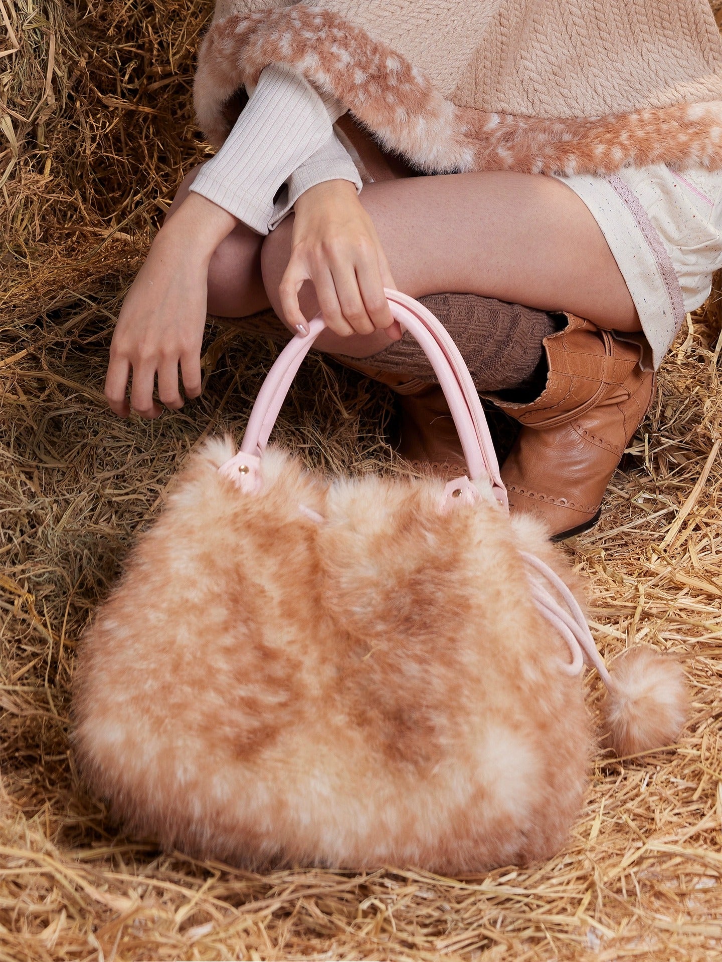 Rose Island is close to Xiaolu. Toca premium eco-friendly fur tote bag with drawstring, adjustable for a winter vibe.
