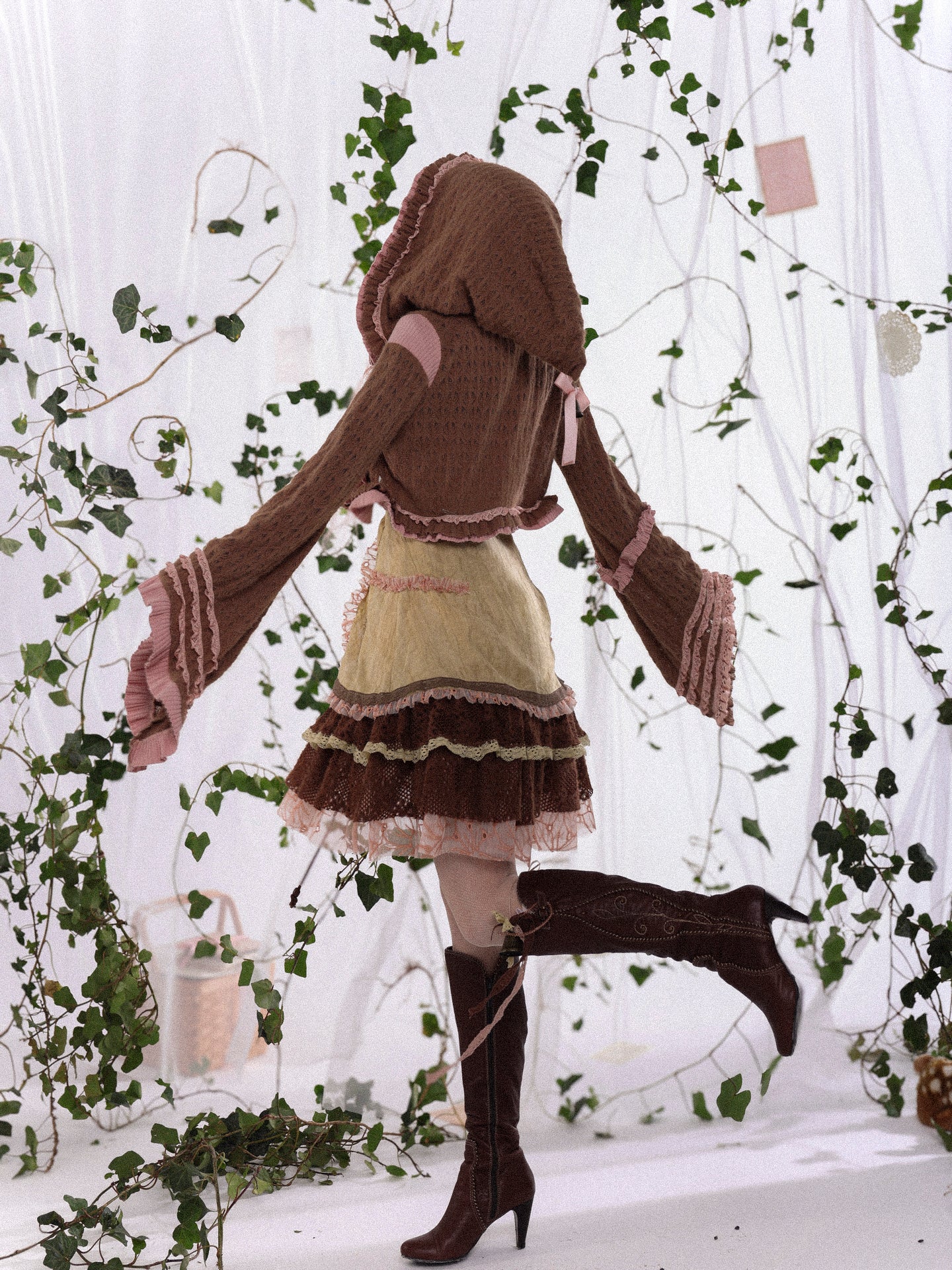 ROSE ISLAND The Witch of Naples, Flared Hat with Frilled Edges, Large Sleeve Cardigan, Plush Lace Coat