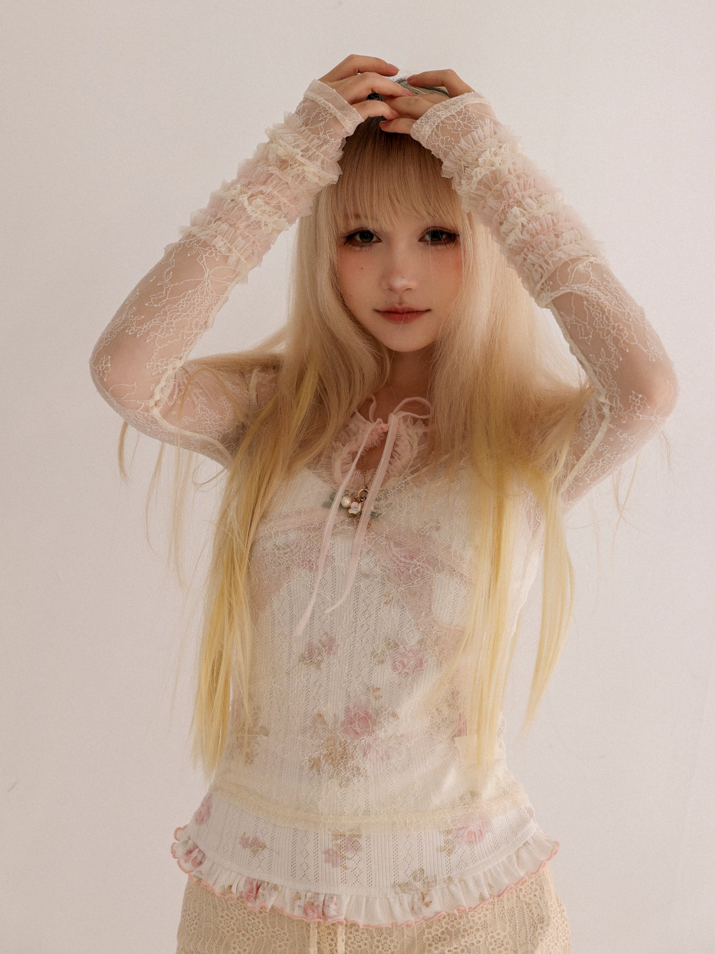 [Rose Island] Layer upon layer of islands, contrast-colored ruffled edges, elastic layered white base shirt, light and transparent feeling with inner and outer layering