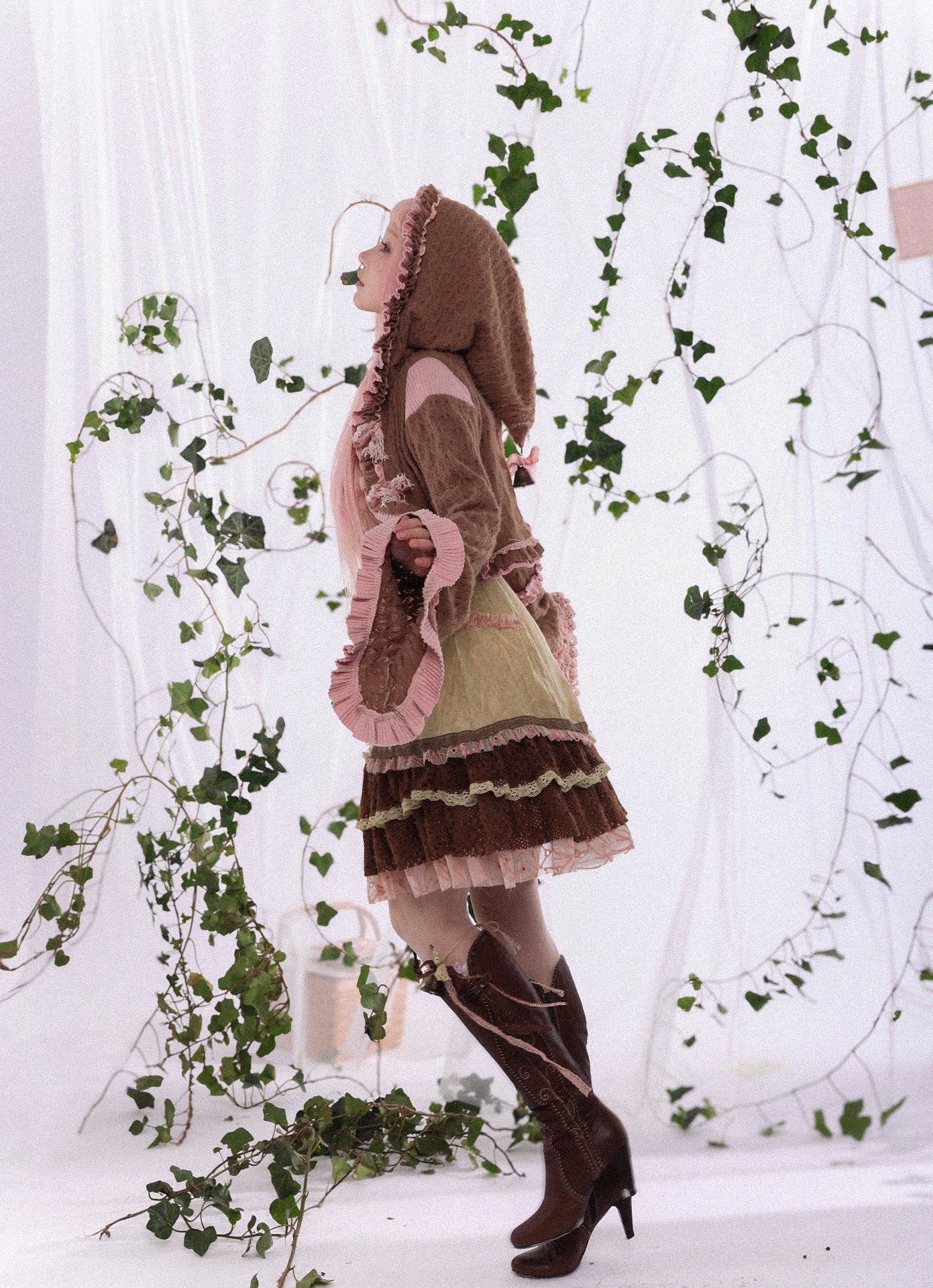 ROSE ISLAND The Witch of Naples, Flared Hat with Frilled Edges, Large Sleeve Cardigan, Plush Lace Coat