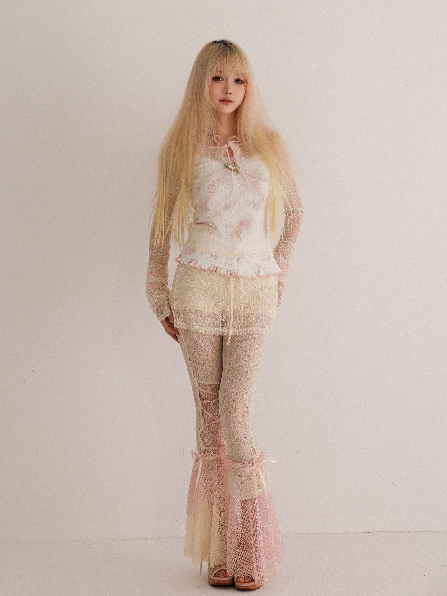 [Rose Island] Layer upon layer of islands, contrast-colored ruffled edges, elastic layered white base shirt, light and transparent feeling with inner and outer layering